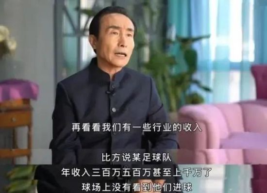 而在她身后，是一群身着西装却跟着挥动双手的公司职员，夸张的笑容和动作，都与背景中的办公室场所形成强烈地反差